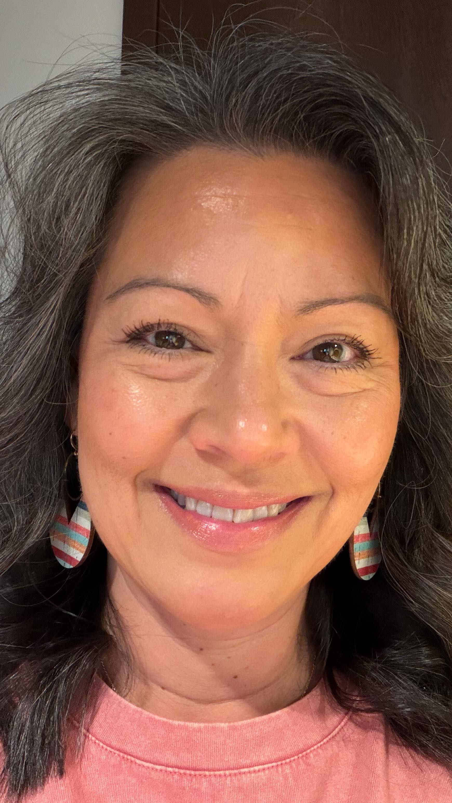 If your skin has been looking tired, flat, or a little “why do I look so worn out when I just got ready?” this is for you.

Because dull skin is not always about age.
Sometimes it is about dehydration.
Sometimes it is a damaged skin barrier.
Sometimes it is us doing the absolute most.

DO:
✨ Hydrate consistently
✨ Double cleanse with gentle cleansers
✨ Exfoliate wisely
✨ Heal your skin barrier
✨ Wear SPF

DON’T:
🚫 Over-cleanse
🚫 Over-exfoliate
🚫 Use harsh products just because they feel “strong”
🚫 Skip hydration
🚫 Assume dull skin is just something you have to live with

Here is what I have learned:
Your skin usually responds better to support than stress.

Less stripping.
More nourishing.
Less guessing.
More consistency.

That is why I love a routine built around
cleanse + hydrate + protect.

Simple works.

And honestly, that is good news because most of us are not trying to turn bedtime into a part-time job.

If this sounds like your skin, drop a ✨ in the comments or message me GLOW and I’ll help you figure out a simple place to start.

#Sliving #joymeter #kbeauty #glowingskin #antiagingskincare